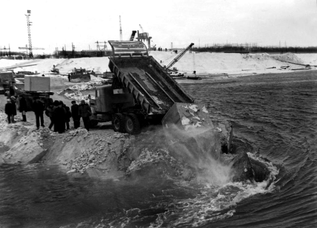 Перекрытие русла Волги при строительстве Чебоксарской ГЭС. 1980 год