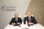 «Газпром нефть» и администрация Томской области создают «Кроссиндустриальный центр совместных технологических разработок» 14 февраля 2019, пресс-релиз «Газпром нефть» и администрация Томской области заключили соглашение о сотрудничестве. В ходе Российского инвестиционного форума в Сочи подписи под документом поставили председатель Правления «Газпром нефти» Александр Дюков и губернатор Томской области Сергей Жвачкин. Соглашение предусматривает разработку и внедрение новых форматов сотрудничества «Газпром нефти» с местными университетами, научными организациями, малыми и средними компаниями реального сектора*. Базой для взаимодействия станет «Кроссиндустриальный центр совместных технологических разработок», который компания создает в партнерстве с администрацией и высшими учебными заведениями Томска. Документ также предполагает сотрудничество партнеров в экспериментальных форматах организации научно-технологической и инновационной деятельности, в том числе, центров исследований, компетенций или инжиниринга, научно-технологических консорциумов и научных лабораторий. Ключевыми направлениями совместной работы станут цифровизация процессов разведки, добычи и переработки нефти, а также развитие инструментов и методик освоения новых типов запасов, включая карбонатные и трещиноватые коллекторы. Стороны также оценят возможности сотрудничества в сфере НИОКР, внедрения «новых материалов» («умные» и композитные материалы, новые виды кристаллических структур и химических соединений, покрытия, обработка и модификация поверхностей, новые технологии конструирования) и в других областях. «Томская область — один из главных инновационных и образовательных центров России. Подписание соглашения о сотрудничестве позволит „Газпром нефти“ использовать масштабный научный потенциал региона для преодоления технологических вызовов, стоящих как перед нашей компанией, так и перед всем отечественным нефтегазовым сектором. Одна из важнейших задач, которую компания планирует решать вместе с томским научно-технологическим сообществом, — разработка методов поиска и добычи трудноизвлекаемых запасов углеводородов доюрского комплекса Западной Сибири», — отметил председатель Правления «Газпром нефти» Александр Дюков. «Конкурентное преимущество Томской области — это прочные связи научно-образовательного комплекса с реальным сектором экономики, в том числе, с крупнейшими российскими компаниями. И „Газпром нефть“ — один из наших самых надежных партнеров. Вместе мы реализуем немало проектов — от исследований эффективного освоения „трудной“ нефти до выпуска высокотехнологичной промышленной продукции. А сейчас расширяем горизонты сотрудничества, которое выгодно и региону, и компании», — подчеркнул губернатор Томской области Сергей Жвачкин. Справка * Создание и апробация на территории Томской области новых форматов сотрудничества между «Газпром нефтью», администрацией и организациями региона осуществляется в рамках Стратегии научно-технологического развития Российской Федерации (СНТР). Стратегия направлена на формирование современной системы управления в области науки, технологий и инноваций, обеспечение инвестиционной привлекательности сферы исследований и разработок. В 2018 году Томская и Новосибирская области были выбраны пилотными регионами для реализации СНТР. На их территории будут отрабатываться две разные модели внедрения стратегии, которые впоследствии планируется тиражировать в других регионах России. В 2016 году на Петербургском международном экономическом форуме «Газпром нефть» и администрация Томской области заключили соглашение о сотрудничестве в сфере освоения трудноизвлекаемых запасов (ТРИЗ) углеводородов на территории региона. Документ предусматривает взаимодействие сторон в области изучения и оценки перспектив освоения ТРИЗ в Томской области, в том числе, в рамках проекта «Палеозой» (разработка методики поиска перспективных объектов и оценки запасов в отложениях доюрского комплекса), а также использование компетенций и научно-технического потенциала национальных исследовательских Томского политехнического и Томского государственного университетов, Института химии нефти СО РАН и ОАО «ТомскНИПИнефть». В 2017 году «Газпром нефть» и администрация Томской области подписали дорожную карту «Расширение использования высокотехнологичной продукции организаций Томской области», нацеленную на увеличение объемов закупок товаров производителей региона. «Газпром нефть» также заключила соглашения о социально-экономическом сотрудничестве с администрациями Каргасокского и Парабельского районов Томской области. В рамках их реализации построены детские сады, многоквартирный дом для молодых специалистов, хоккейные площадки, игровые комплексы, отремонтированы школьные и дошкольные учреждения. Источник: www.gazprom-neft.ru