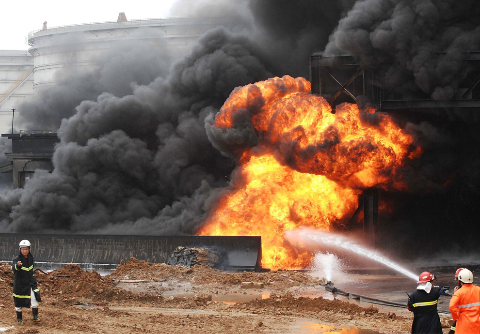 Нефтяное месторождение в Казахстане горит второй день