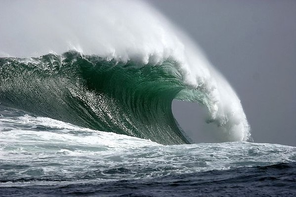 Океанские волны могут генерировать больше энергии, чем солнце и ветер