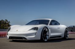 Porsche Taycan будет заряжаться в два раза быстрее Tesla