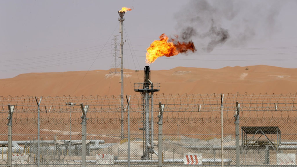 Добыча нефти в Саудовской Аравии сократилась на 50% из-за атак на нефтяные объекты Saudi Aramco