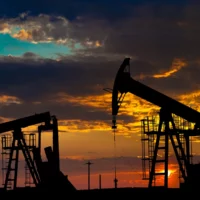 Страны ОПЕК+ планируют увеличить добычу нефти на 100 тыс. баррелей в сутки 