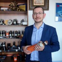 Сергей Снежко на заводе "Иркутсккабель". В руках - кабель для майнинга. Это относительно новая номенклатура для УНКОМТЕХа