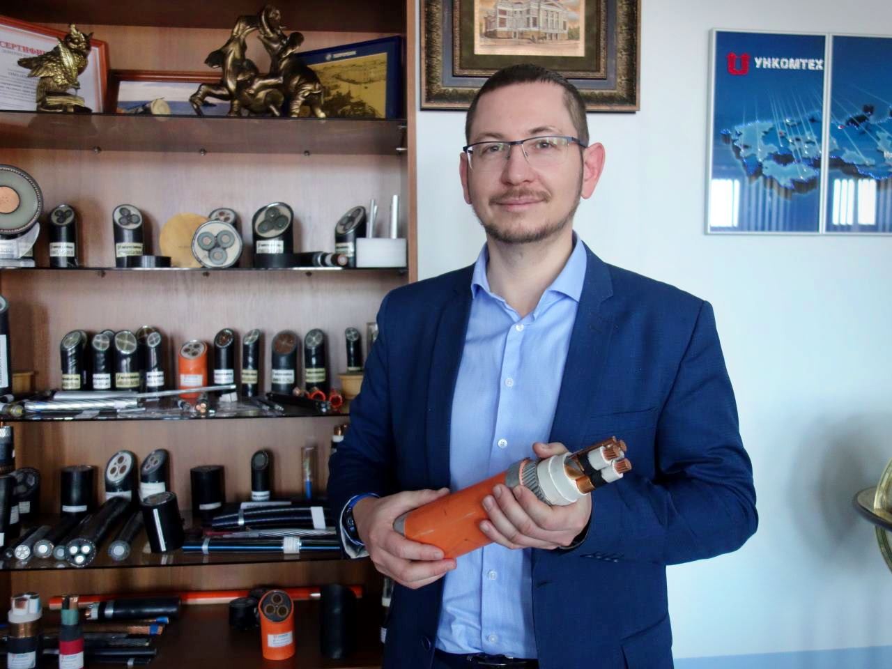 Сергей Снежко на заводе "Иркутсккабель". В руках - кабель для майнинга. Это относительно новая номенклатура для УНКОМТЕХа